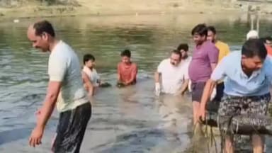 भानपुर: महादेवा घाट पर कुवानों नदी के जीर्णोद्धार अभियान के तहत पूर्व विधायक संजय प्रताप जायसवाल सहित अन्य लोगों ने की सफाई