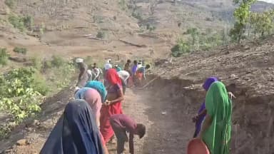 पाटी: ग्राम उबादगढ़ के खोडिया पलाश फलिया में सड़क नही होने से ग्रामीण परेशान,सरकार नही सुनी तो खुद बनाने लगे सड़क,जुटा रहे चंदा।