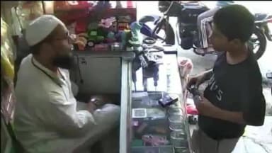 कौंच: भगतसिंह नगर में जनरल स्टोर पर दिनदहाड़े टप्पेबाजी, सामान लेकर फरार हुए युवक, वारदात CCTV में कैद