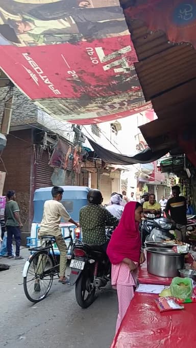 Lucknow Thana wazirganj
massage and me lag raha hai bhishan Gyan
dukaanon ke bahar counter aur gatte rakhne ki vajah s