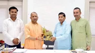 बिंदकी: जहानाबाद विधानसभा क्षेत्र के विधायक राजेंद्र सिंह पटेल ने मुख्यमंत्री से भेंट कर क्षेत्र के विकास के लिए कई मांगें की
