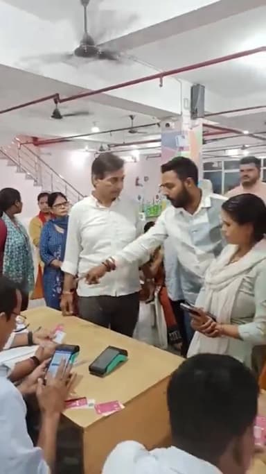 नजफगढ़: पिंक कार्ड रजिस्ट्रेशन कैंप का विधायक परदुयम्न सिंह राजपूत ने किया निरीक्षण