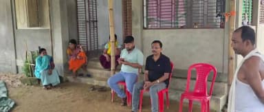 কমলপুর: কমলপুর বিধানসভা এলাকার এক ব্যক্তি মারা যান তাদের বাড়িতে ছুটে যান এলাকার বিধায়ক