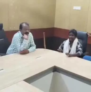 ସୋନପୁର: ପୁଣିଥରେ ଦୃଷ୍ଟିବାଧିତ ସୁଧୀର ଜିଲ୍ଲାପାଳଙ୍କ କାର୍ଯ୍ୟାଳୟ କୁ ଆସି ଗିତ ମାଧ୍ୟମରେ ଗୁହାରୀ ଯାଣାଇଲା #viral video
