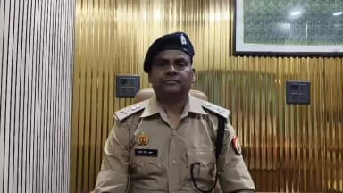 अधिकमास के दौरान ब्रज भूमि और गिरिराज महाराज की 21 किलोमीटर की परिक्रमा में लाखों श्रद्धालुओं की भारी भीड़ उमड़ रही है, जिसे देखते हुए प्रशासन ने सुरक्षा के कड़े इंतजाम किए हैं । कुंडों में होने वाली दुर्घटनाओं को रोकने के लिए उनके चारों ओर बैरिकेडिंग की गई है और श्रद्धालुओं के स्नान के लिए फव्वारे लगाए गए हैं। इसके बावजूद, आज सुबह आगरा के शाहगंज निवासी एक युवक ने अति उत्साह में बैरिकेडिंग लांघकर कुंड में छलांग लगा दी और गहराई व फिसलन के कारण वह वापस नहीं आ सका । वहां मौजूद लोगों और पुलिस के प्रयासों के बाद अंततः फ्लड टीम और गोताखोरों ने युवक का शव बरामद किया। इस घटना के बाद अब प्रशासन बैरिकेडिंग पर जाली लगवा रहा है और लाउडस्पीकर के माध्यम से लगातार श्रद्धालुओं को गहरे कुंडों में न जाने की चेतावनी दी जा रही है।
बाइट- सुरेश चन्द्र रावत ,#spra_mta
@Uppolice
@adgzoneagra
@digrangeagra