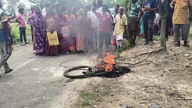 সন্দেশখালি ১: তৃণমূল নেতাদের গ্রেপ্তারের দাবিতে কানমারী নতুন বাজারে বিক্ষোভ
