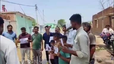 विजयराघवगढ़: कैमोर से कटनी विजयराघवगढ की ओर जाने वाली खराब सडक से परेशान ग्रामीणों ने किया प्रदर्शन