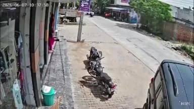 पलवल: पलवल के पंचवटी चौक पर दिनदहाड़े कुछ युवकों ने किया युवक पर हमला...सीसीटीवी वीडियो वायरल