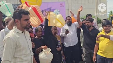 ஆம்பூர்: நகராட்சிக்குட்பட்ட 21 வது வார்டு பகுதியில் குடிநீர் கேட்டு பொதுமக்களுடன் போராட்டத்தில் ஈடுபட்ட நகரமன்ற உறுப்பினர்