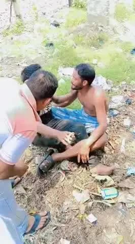 घोसी: घोसी इलाके में रेलवे के मैदान में नशेड़ी बाप-बेटे का जमकर चला ड्रामा, वीडियो हुआ वायरल
