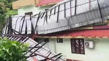 കോന്നി: ശക്തമായി വീശിയടിച്ച കാറ്റിൽ തണ്ണിത്തോട്ടിൽ സ്കൂൾ കെട്ടിടത്തിൻ്റെ മേൽക്കൂര പറന്നു പോയി