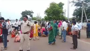 వికారాబాద్: చనుగోముల్ పోలీస్ స్టేషన్ వద్ద గిరిజనుల ఆందోళన