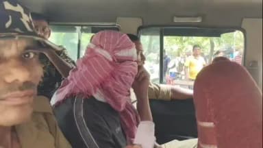 মাটিগাড়া: জাল সিল দেখিয়ে বর্ডার পার করতে সহয়তা করার অভিযোগে গ্রেফতার প্রাক্তন পুলিশ কর্মী