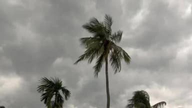 বারাসাত ১: বিকেল হতেই কালো মেঘে ঢাকলো বারাসাতের আকাশ