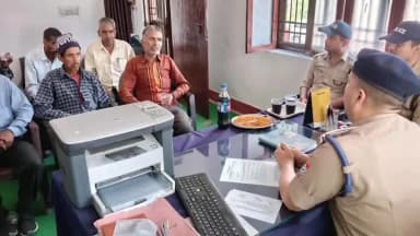 चम्पावत: पुलिस अधीक्षक चम्पावत के निर्देशानुसार रविवार को चौकी चल्थी पुलिस ने क्षेत्र के सभी ग्राम चौकीदारों के साथ की गोष्ठी