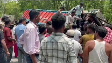 कुडू: महादेव मंडा के समीप पलटे ट्रक के केबिन को गैस कटर से काट कुडू पुलिस ने चालक-खलासी समेत तीन लोगों की बचाई जिंदगी।