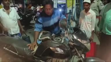 பேரணாம்பட்டு: பேரணாம்பட்டு பகுதியில் இருச்சக்கர வாகனத்தில் ஓட்ட பெட்ரோல் இல்லை என அலட்சியமாக பதில் அளித்ததால் போராட்டம்