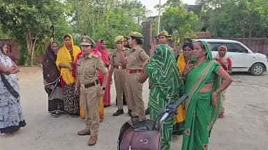 खलीलाबाद: पोस्टमार्टम हाउस पर दहेज हत्या मामले में परिजनों ने किया हंगामा, गिरफ्तारी की मांग पर अंतिम संस्कार से किया इंकार