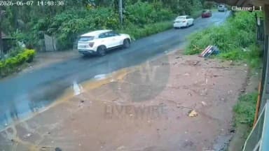 ഇടുക്കി: കട്ടപ്പന പുളിയൻമല റോഡിൽ കമ്പനിപ്പടിക്ക് സമീപം ഓടിക്കൊണ്ടിരുന്ന വാഹനത്തിന് മുകളിലേക്ക് മരച്ചില്ല ഒടിഞ്ഞ് വീണ് അപകടം