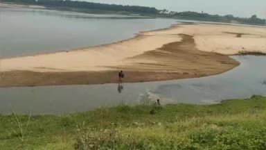 খণ্ডঘোষ: নদীর সৌন্দর্যের আড়ালে লুকিয়ে মৃত্যুফাঁদ
সতর্কবার্তা উপেক্ষা করে প্রাণহানি, উদ্বিগ্ন গ্রামবাসী ও প্রশাসন খণ্ডঘোষে