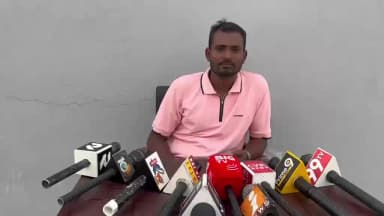 నరసన్నపేట: నరసన్నపేటలో అనుమతులు లేకుండా భవనాల నిర్మిస్తుంటే పంచాయతీ అధికారులు పట్టించుకోలేదు అంటున్న నరసన్నపేట వాసి మల్లేష్