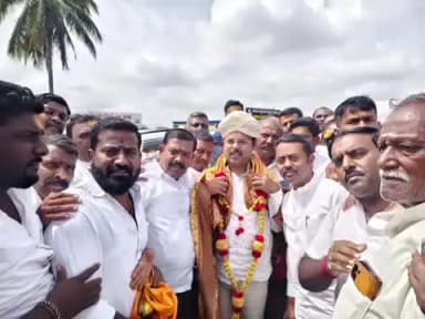 ಬಾದಾಮಿ: ಕುಳಗೇರಿ ಕ್ರಾಸದಲ್ಲಿ ನಗರಾಭಿವೃದ್ಧಿ ಸಚಿವ ಯಾತಿಂದ್ರ ಸಿದ್ದರಾಮಯ್ಯ ಅವರನ್ನು ಸ್ವಾಗತಿಸಿ, ಸನ್ಮಾನಿಸಿದ ಶಾಸಕ ಬಿ. ಬಿ. ಚಿಮ್ಮನಕಟ್ಟಿ