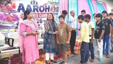डिंडौरी में आरोह समर कैंप 2026 का उत्साहपूर्ण समापन
जिला मुख्यालय डिंडौरी में आयोजित आरोह समर कैंप 2026 का समापन समारोह गरिमामय वातावरण में संपन्न हुआ। कार्यक्रम में कलेक्टर श्रीमती अंजू पवन भदौरिया, पुलिस अधीक्षक श्री आशीष खरे, अपर कलेक्टर श्री जे.पी. यादव, अतिरिक्त पुलिस अधीक्षक श्री अमित वर्मा एवं एसडीएम सुश्री भारती उपस्थित रहीं।
समर कैंप के दौरान बच्चों ने विभिन्न खेल, रचनात्मक एवं मनोरंजक गतिविधियों में उत्साहपूर्वक सहभागिता कर अपनी प्रतिभा का प्रदर्शन किया। समापन अवसर पर उपस्थित अधिकारियों ने बच्चों के साथ रिक्रिएशन गेम्स में भाग लेकर उनका उत्साहवर्धन किया तथा उनके आत्मविश्वास को बढ़ाने के लिए प्रेरित किया।
कार्यक्रम में कैंप के प्रतिभागियों को प्रमाण-पत्र वितरित किए गए। अधिकारियों ने बच्चों को उनके उज्ज्वल भविष्य के लिए शुभकामनाएं देते हुए निरंतर सीखने, खेल गतिविधियों में भागीदारी तथा व्यक्तित्व विकास के लिए ऐसे आयोजनों का लाभ उठाने का संदेश दिया।
आरोह समर कैंप 2026 बच्चों के लिए सीखने, मनोरंजन और रचनात्मक विकास का प्रभावी मंच साबित हुआ, जिसमें प्रतिभागियों ने पूरे उत्साह के साथ सहभागिता निभाई।
#anjupawanbhadauria #डिंडौरी #JansamparkMP