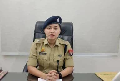 आंवला: आंवला के भमोरा थाना क्षेत्र में चलती कार के बोनट पर बैठी पत्नी, सड़क पर हाई-वोल्टेज ड्रामा! वायरल वीडियो से मचा हड़कंप
