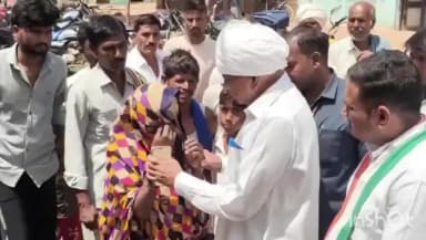 भांडेर विधायक फूल सिंह बरैया ने मदनपुरा गांव पहुंचकर नाबालिक किशोरी की हत्या के मामले में परिजनों को दी सांत्वना