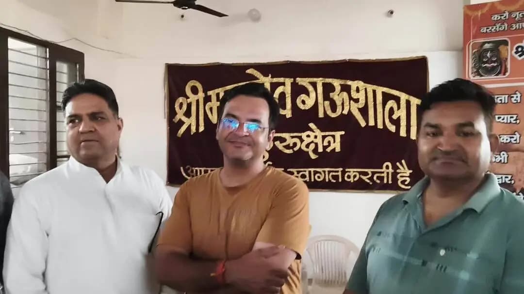 महादेव गौशाला में स्वयंसेवको ने तरबूज खिला के , स्वच्छता साथ की गौ सेवा