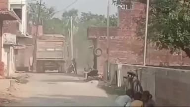 शाहजहांपुर: ओवरलोड डंपरों का आतंक, बाल-बाल बचा बाइक सवार, वीडियो हुआ वायरल