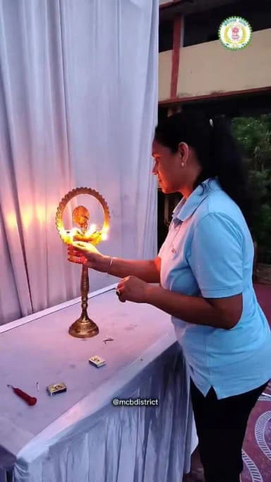पतंजलि विश्वविद्यालय एवं भारत स्वाभिमान, पतंजलि योग समिति के संयुक्त तत्वावधान में 31 मई 2026 से सरस्वती शिशु मंदिर मनेंद्रगढ़ में संचालित निःशुल्क इंटीग्रेटेड योग शिविर का आज भव्य समापन हुआ। प्रतिदिन प्रातः 5 बजे से 7 बजे तक आयोजित इस योग शिविर में जिले भर के सैकड़ों योग साधकों, अधिकारियों, कर्मचारियों, पुलिस जवानों, विद्यार्थियों एवं आम नागरिकों ने उत्साहपूर्वक भाग लेकर योग को अपनी दिनचर्या का हिस्सा बनाने का संकल्प लिया।
समापन अवसर पर कलेक्टर एवं जिला दण्डाधिकारी सुश्री संतन देवी जांगड़े ने दीप प्रज्ज्वलित कर कार्यक्रम का शुभारंभ किया तथा उपस्थित लोगों को स्वस्थ जीवन के लिए नियमित योग करने का संदेश दिया।
#chhattisgarh #mcbdistrict