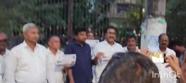 ఇల్లందు: పెండింగ్ బిల్లులువెంటనే విడుదల చేయాలని డిమాండ్ చేస్తూ పాల్వంచ కార్పొరేషన్ కార్యాలయంవద్ద ధర్నా నిర్వహించిన కాంట్రాక్టర్లు