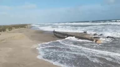 இராமேஸ்வரம்: தனுஷ்கோடியில் சுமார் 800 மீட்டர் தூரம் கடல் அரிப்பு: 62 ஆண்டுகளுக்கு முன் கடற்கரையில் பதிக்கப்பட்ட கான்கிரீட்குழாய்கள் வெளியே தெரிகிறது: