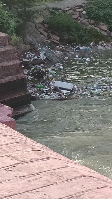 एक अज्ञात शव जसवन्त नगर की नहर में मिला....😢😢😢😢