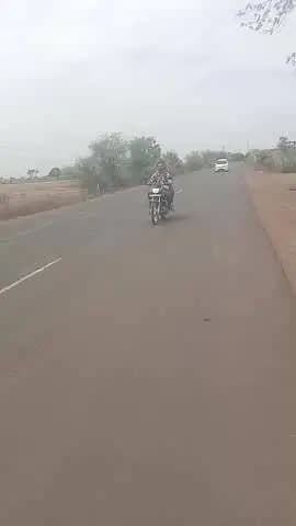 महरुआ चौराहा एवं बेरखेड़ी रोड पर रात्रि में एक लोडिंग राजस्थान की थी जो भी पलट गई है और ड्राइवर सही सलामत बच गया है।