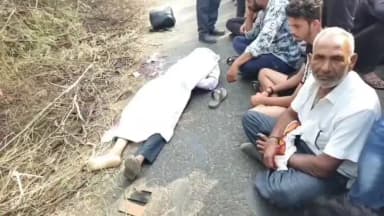 तेंदूखेड़ा: भामा के पास तेज रफ्तार डंपर ने मारी बाइक सवार को टक्कर घटना स्थल पर मौत,शव को लेकर 3 घटें सें सड़क पर बैठे परिजन*