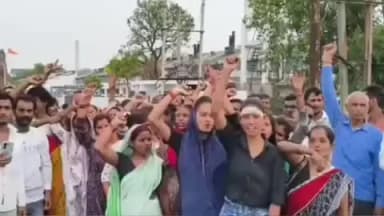 फतेहपुर: औंग के गोधरौली फैक्ट्री कर्मियों ने वेतन बढ़ोत्तरी को लेकर किया हंगामा, बढ़ती महंगाई के खिलाफ किया प्रदर्शन