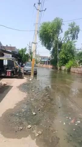 badi me samudra feeling lete huye sadk par varsat pani