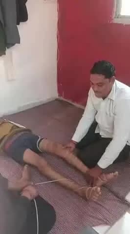 श्री मान डॉ. शेषनारायण सहाब ग्राम बरबा ई
में सुन्न हाथ पैर को ठीक करते हुए