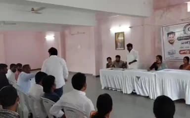 సిద్దిపేట అర్బన్: వార్డు సభ ఫ్లెక్సీల్లో MLA హరీశ్ రావు ఫోటో లేకపోవడంతో అధికారులను నిలదీసిన బీఆర్ఎస్ నేతలు