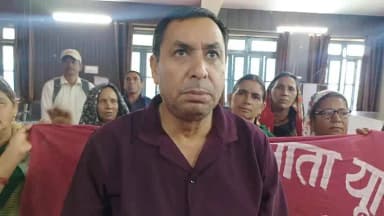 पोखरी: पोखरी ब्लॉक सभागार में सीआईटीयू नेता राजेन्द्र नेगी की मौजूदगी में भोजन माताओं ने वेतन वृद्धि की मांग को लेकर की बैठक