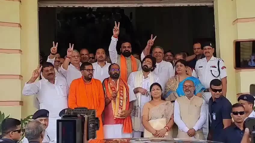 बड़हरा: Breaking News: पावर स्टार पवन सिंह ने किया MLC पद के लिए नामांकन.
#arrahlivenews #pawansingh #pawansingh999