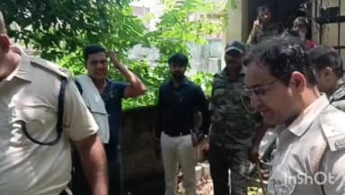 निरसा/चिरकुंडा: चिरकुंडा चिरकुंडा थाना क्षेत्र में हत्या मामले में फरार आरोपियों के घर कुर्की-जब्ती की कार्रवाई
