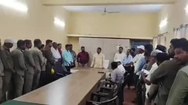 ಬಾದಾಮಿ: ಪಟ್ಟಣದಲ್ಲಿ ಹೆಸ್ಕಾo ಅಧಿಕಾರಿಗಳು ಹಾಗೂ ಪವರ್ ಮ್ಯಾನ್ ಗಳೊಂದಿಗೆ ಸಭೆ ನಡೆಸಿ ಸಮಸ್ಯೆ ಆಲಿಸಿದ ಶಾಸಕ ಬಿ.ಬಿ.ಚಿಮ್ಮನಕಟ್ಟಿ
