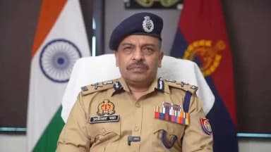 दिनांक 07.06.2026 को जनपद अयोध्या में उत्तर प्रदेश एसटीएफ की प्रयागराज इकाई द्वारा की गई कार्रवाई के दौरान शार्प शूटर, कॉन्ट्रैक्ट किलर एवं ₹01 लाख का इनामी कुख्यात अपराधी भानू प्रताप सिंह उर्फ बबलू सिंह निवासी थाना बेलघाट, जनपद गोरखपुर पुलिस मुठभेड़ में घायल हो गया। घायल अवस्था में उसे तत्काल मेडिकल कॉलेज, अयोध्या ले जाया गया, जहां उपचार के दौरान चिकित्सकों द्वारा उसे मृत घोषित कर दिया गया।
अभियुक्त के विरुद्ध हत्या, लूट, डकैती सहित अन्य गंभीर अपराधों के 41 अभियोग पंजीकृत थे। घटनास्थल से 01 कार्बाइन, 01 पिस्टल तथा भारी मात्रा में कारतूस एवं खोखे बरामद किए गए। उक्त संबंध में अपर पुलिस महानिदेशक, कानून एवं व्यवस्था, उ0प्र0, श्री अमिताभ यश की बाइट।
#UPPolice
#UPSTF
#ZeroToleranceAgainstCrime