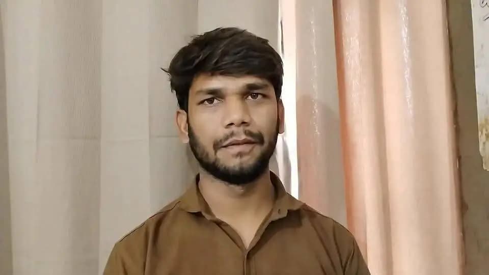 डिंडौरी के वार्ड क्रमांक 11 निवासी श्री कामता गौतम ने बताया कि प्रधानमंत्री गरीब कल्याण अन्न योजना से उनके परिवार को नियमित रूप से निःशुल्क राशन मिल रहा है। इससे परिवार की खाद्य सुरक्षा सुनिश्चित हुई है और आर्थिक बोझ भी कम हुआ है। उन्होंने इस जनकल्याणकारी योजना के लिए प्रधानमंत्री जी एवं मुख्यमंत्री डॉ. मोहन यादव जी का आभार व्यक्त किया।
#JansamparkMP #डिंडौरी
#12YearsOfGaribKalyan #PMGKAY #GaribKalyan #ViksitBharat