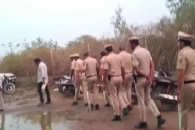 सिविल लाइन्स: संगम विहार में O-Zone डिमोलिशन अभियान जारी, मुख्य मार्ग तक पहुंची टीम
