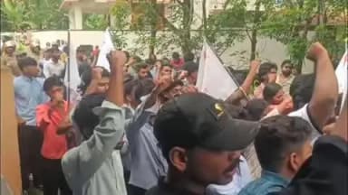 കാട്ടാകട: ഊരൂട്ടമ്പലം സരസ്വതി വിദ്യാലയത്തിലെ ജാതിഅധിക്ഷേപത്തിൽ എസ്എഫ്ഐ സ്കൂളിലേക്ക് മാർച്ച് നടത്തി