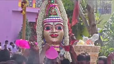 குடியாத்தம்: குடியாத்தம் ஏர்தாங்கல் கிராமத்தில் வெகு விமர்சையாக நடைபெற்ற கங்கை அம்மன் சிரசு திருவிழா ஏராளமான பக்தர்கள் நேர்த்திக்கடன் செலுத்தினர்